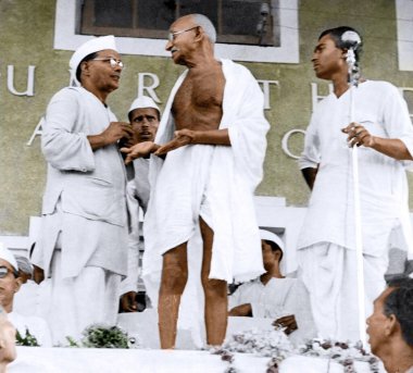Mahatma Gandhi, Hindistan, Asya, 1946 'da sahnede bir adamla konuşuyor. 