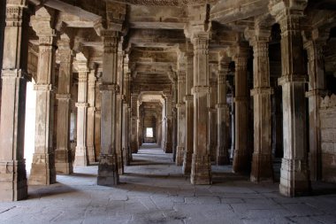 Dünya Mirası Alanı, Juma Mescid 'in iç mimarisi. 15. yüzyılda inşa edilmiş, Halol, Gujarat, Hindistan. 