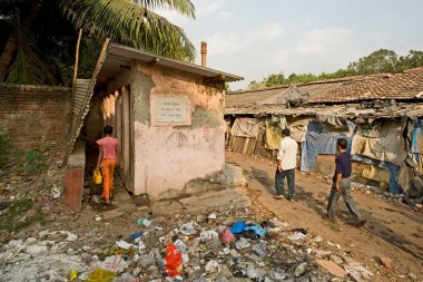 Hijyenik olmayan bir gecekondu mahallesindeki erkekler için umumi tuvaletler; gecekondu Khotwadi; Santacruz; Bombay şimdi Mumbai; Maharashtra; Hindistan