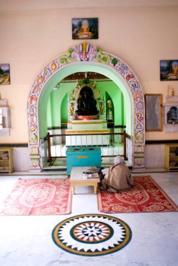 Mahaveer Heykeli, Gajadhwaja Hillock Tapınağı, Chamar Leni, Nashik, Maharashtra, Hindistan 