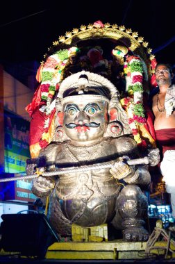 Meenakshi tapınağındaki muhafız ve rahip, Madurai, Tamil Nadu, Hindistan   