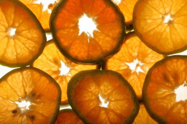 Beyaz arkaplana yerleştirilmiş Tatlı Kireç dilimleri