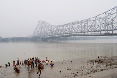 Howrah Köprüsü (Rabindra Setu) Hooghly Nehri üzerinde bir mühendislik mucizesi, büyük kantilever ve geniş köprü; Kolkata; Batı Bengal; Hindistan
