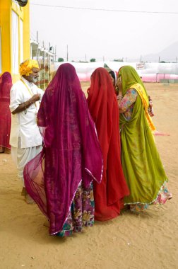 Kadınlar rahip Pameda Godham Rajasthan ile konuşuyor. 