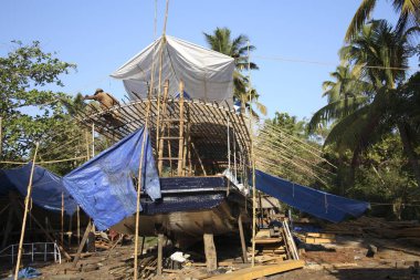 Yüzen ev inşaatı. Yüzen ev inşa eden işçiler devam ediyor. Alleppey Alappuzha. Kerala. Hindistan   