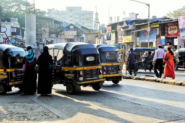 Jogeshwari Tren İstasyonu köprü üstü girişi, Mumbai, Maharashtra, Hindistan, Asya 