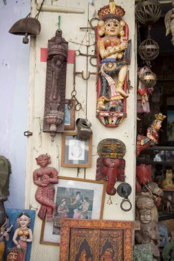 Udaipur, Rajasthan, Hindistan 'da sanat eseri satan bir dükkan. 