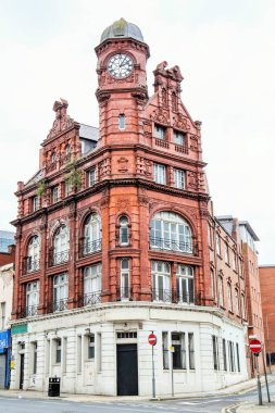 Saati olan eski 1899 binası, Liverpool, İngiltere, Birleşik Krallık