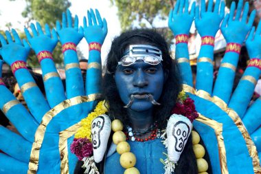 İnsan, Mutharamman Tapınağı, Tamil Nadu, Hindistan ve Asya 'da Hindu Tanrıçası Kali gibi giyinir.