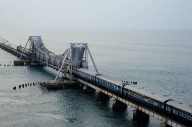Pamban Demiryolu Köprüsü 'nde Tren, Tamil Nadu, Hindistan, Asya 