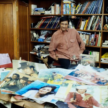 Dev Anand 'ın portresi sandalyede oturuyor, Hindistan, Asya