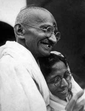 Mumbai 'deki Maharashtra Hindistan' a gitmeden önce Manben Patel ile Mahatma Gandhi. 