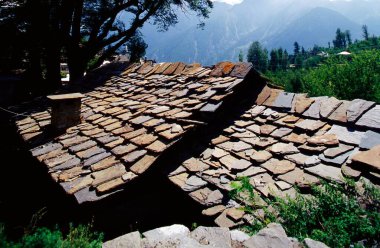 Eski taş çatı, Kalpa, Himachal Pradesh, Hindistan 