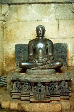 Trikuta basti, Sravanabelagola, Hassan, Karnataka, Hindistan 'daki Nemenath Tirthankar Heykeli 