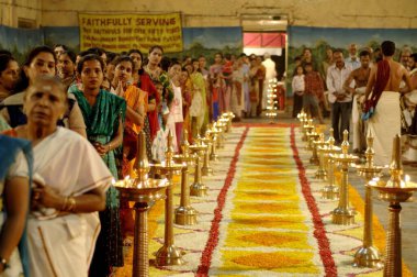 Ayyappa Pooja Kutlamaları, Kerala, Hindistan 'da yerde çiçek süslemeleri 