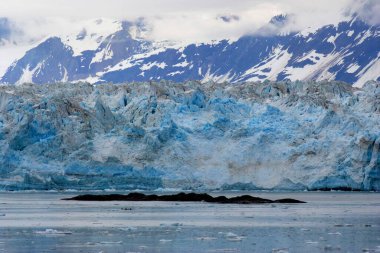 Hubbard buzulu yakınında buzdağı, Alaska 'daki en uzun gelgit suyu buzulu, Saint Elias ulusal parkı, Dischantment Bay, Alaska, Amerika Birleşik Devletleri.