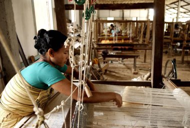 El işi, el dokuma tezgahında çalışan kadın, STK Aksiyon Kuzeydoğu Tröstü (ANT), Bongaigaon, Assam, Hindistan 