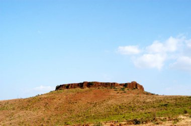 Hindistan, Karnataka 'nın Belgaum ilçesinde Hidkal barajının yakınında bir kale. 