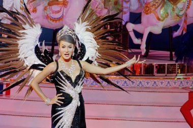 Kadınlar dans sahnesinde Alcazar Show Bangkok Tayland  