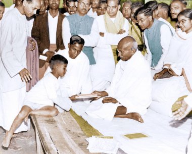 Mahatma Gandhi 1946 'da Hindistan, Asya' da bir çocuğa kitap verdi. 