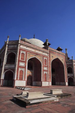Humayun 'un mezarı 1570' te Hint Yarımadası Pers etkisindeki ilk kırmızı kumtaşı ve beyaz mermer mezardan yapılmış. Delhi, Hindistan UNESCO Dünya Mirası Bölgesi.