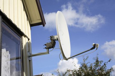 Çanak anteni bağlandı ve desteklendi 