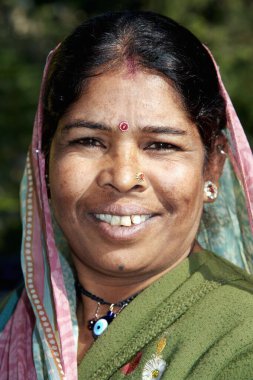 Yaşlı kadın Hindistan Asya 'ya gülüyor.   