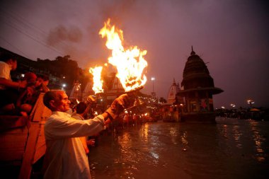 Kutsal aarti 'yi namaz sırasında taşıyan rahipler, Har Ki Pauri' nin anlamı Tanrı 'nın ayak sesleri Ganga, Uttaranchal, Hindistan' daki en kutsal Haridwar Ghat 'ı olarak kabul edilir.  