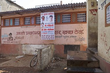 Yoksul mahallelerdeki kadınlar tuvaleti Bombay Mumbai, Maharashtra, Hindistan. 