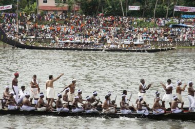 Yarıştan sonra, Aranmula tekne yarışı, Aranmula, Kerala, Hindistan 