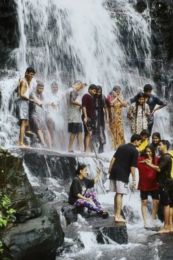 Şelalede eğlenen insanlar, Malshej Ghat, Thane, Maharashtra, Hindistan, Asya