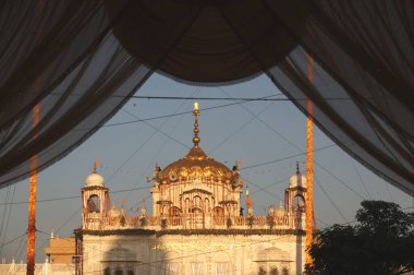 Sachkhand Saheb Gurudwara 'nın Gumath veya mezarı, Sih Guru-Granth, Nanded, Maharashtra, Hindistan-30 Ekim-2008' in 30. yıl kutlamaları için çiçek ve ışıklarla süslenmiştir. 