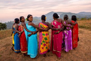Dhimsa halk dansı yapan kadınlar, Andhra Pradesh, Hindistan, Asya 
