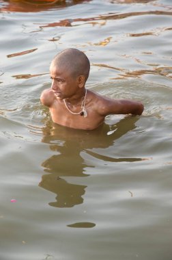 Sadhu çocuğu kutsal dalış yapıyor, kumbh mela, madhya pradesh, Hindistan, Asya 