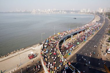 Nariman Point 'teki Queens Necklace' da Charni yolu üstgeçidinde koşan katılımcılar Bombay 'da Mumbai maratonu düzenlendi. 