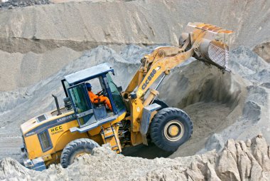 Baypas sitesinde çalışan işçi yükleyici, Madras Chennai, Tamil Nadu, Hindistan 17-Temmuz-2008  