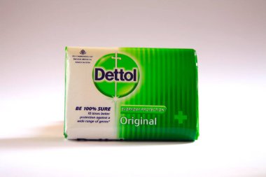 Beyaz arkaplanda tuvalet sabunu dettol