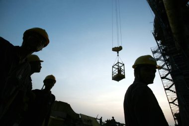 Bandra Worli Deniz Bağlantı şantiyesindeki işçiler; Bombay Mumbai; Maharashtra; Hindistan