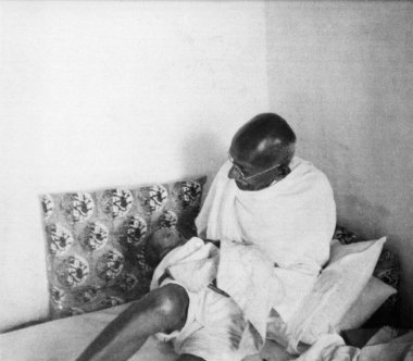 Mahatma Gandhi, Kasım 1946 'da Noakhali Doğu Bengal' in ayaklanma bölgesini ziyaret ederken dinleniyor.   