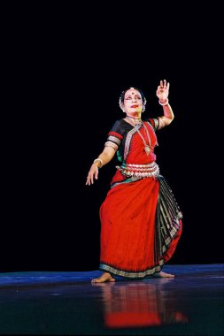 Hint Klasik Dansçı Sonal Mansingh tek başına Odissi Dance, Hindistan 
