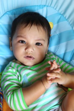 Evdeki şirin Hintli çocuğun yakın plan portresi.