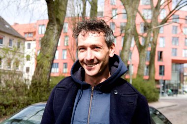 Hendrige gülen adam; Salzwedel; Almanya; Avrupa