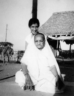 Kasturba Gandhi ve Rajkumari Amrit Kaur Sevagram Ashram, 1941   