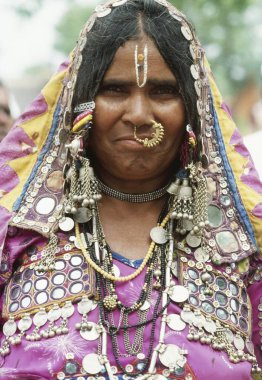 Alnında tikka olan bir Lambadi kadını, maharashtra, Hindistan 