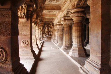 3 numaralı mağara koridoru, Badami, Karnataka, Hindistan  