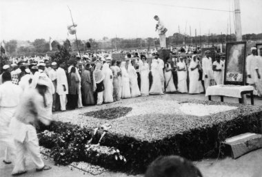 İnsanlar 1948 'de Mahatma Gandi' nin cenazesinin yapıldığı Delhi 'deki Rajghat' a saygılarını sunuyorlar.   