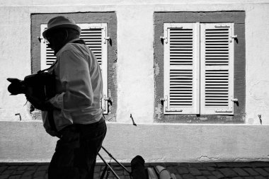 Pencere ve insanların silueti, Colmar, Haut Rhin, Grand Est, Fransa, Avrupa.