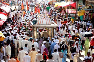 Varkari, Paduka 'yı Ashadhi Ekadashi, Solapur ilçesi, Maharashtra eyaleti, Hindistan vesilesiyle Pandharpur kasabasına taşıdı. 