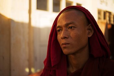 Geleneksel giyinmiş Budist keşiş, Bagan, Myanmar, Burma