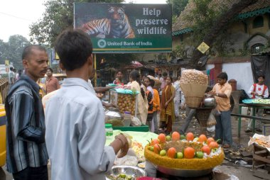 Alipore Hayvanat Bahçesinde Sohbet Satıcısı; Kolkata; Batı Bengal; Hindistan